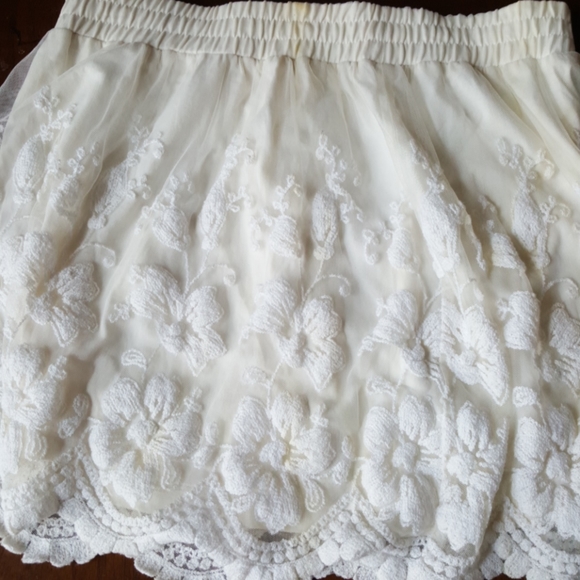 17:09 - GUESS Embroidered Mesh Lace Skirt - Picture 10 of 14